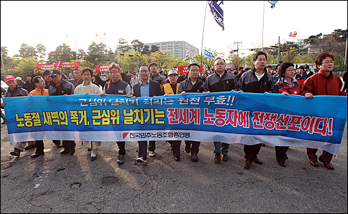 1일 오후 서울 여의도 문화공원에서 열린 '120주년 세계노동절 기념 범국민대회'를 마친 뒤 강기갑 민주노동당 대표와 노회찬 진보신당 서울시장 예비후보 등 참가자들이 MBC 총파업을 지지하며 MBC 사옥으로 거리행진을 하고 있다.