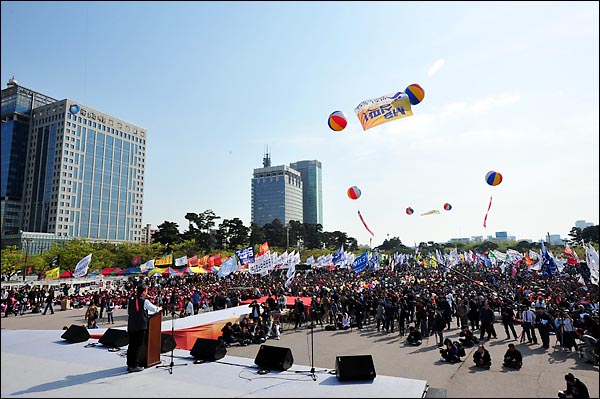 5월1일 오후 서울 여의도 문화공원에서는 노동자, 시민,학생등 약1만5000여명이 모인 가운데 120주년 노동절 기념행사가 진행되었다.