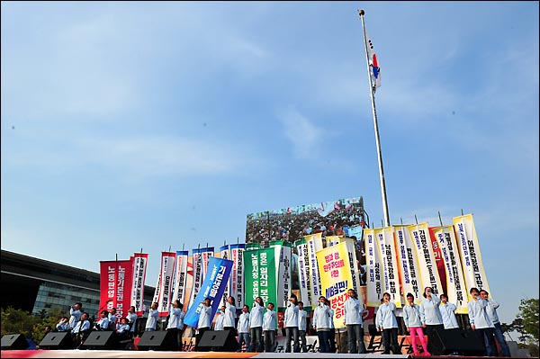 '120주년 세계노동절 기념대회'에서 노동자들로 구성된 노래패가 마무리 공연을 펼치고 있다.