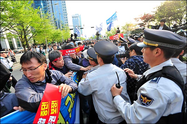 노동절 기념행사를 마친 참가자들이 파업을 벌이고 있는 MBC 방송국까지 거리행진을 펼치자 경찰들이 가로막으며 가벼운 몸싸움을 벌이고 있다.
