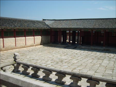 경복궁(서울시 종로구 세종로 소재) 내부. 궁궐 내에서조차 궁녀들의 행동반경은 제한되었다. 