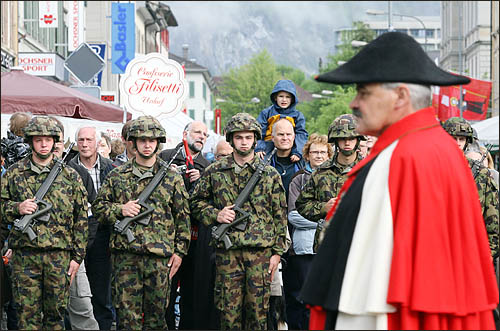 스위스 직접민주주의의 상징으로, 매년 5월 첫째주 일요일에 열리는 글라루스의 주민총회는 주정부, 주의회 인사들의 퍼레이드로 시작해 목마를 탄 어린아이도 구경할 수 있는 일종의 정치축제다.