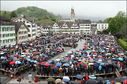 스위스 글라루스주의 주민들이 모두 모여 투표권을 행사하는 란쯔게마인데 현장. 비가 오는 궂은 날씨에도 2일 주민총회에 참석한 글라루스 주민들이 형형색색의 우산을 받쳐든 채 끝까지 자리를 지키고 있다.