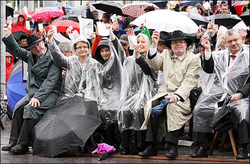 스위스 글라루스의 주민총회 란쯔게마인데 현장. 우산을 받쳐들고 있다가도 투표용지를 들어 표결에 참여할 때면 글라루스식 '눈대중' 집계를 위해 우산을 접거나 내려놓기를 반복하고 있다.