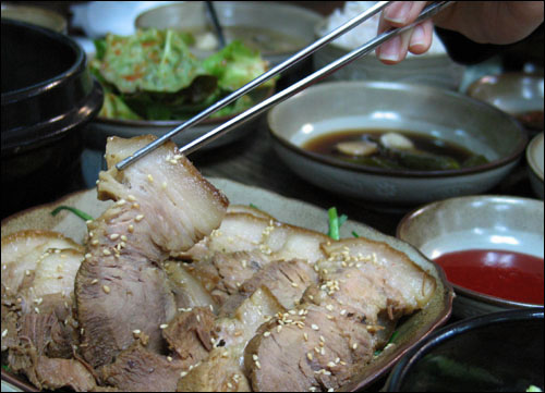 곰보배추 진액을 넣어 재운 쌈밥용 돼지고기 수육. 부드러우면서 맛도 좋다.