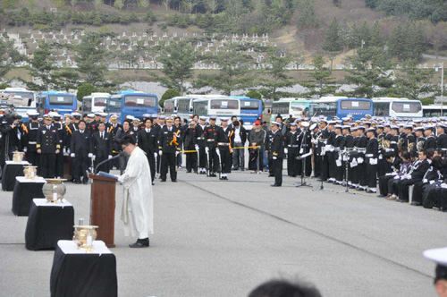 지난달 29일 오후 국립 대전현충원에서 거행된 '46 용사' 안장식에서 천주교 사제가 기도하고 있다. 