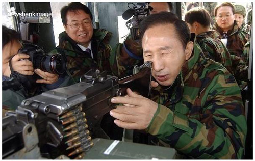 2008년 전방부대 시찰에 나선 이명박 대통령이 M60 경기관총을 잡고 사격 자세를 취하고 있다. 