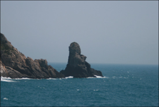 거문도를 이루는 세 섬중 하나인  서도 끝자락에 위치한 '부처바위' 마치 후덕한 스님이 바다를 향해 바라보는 것 같다.