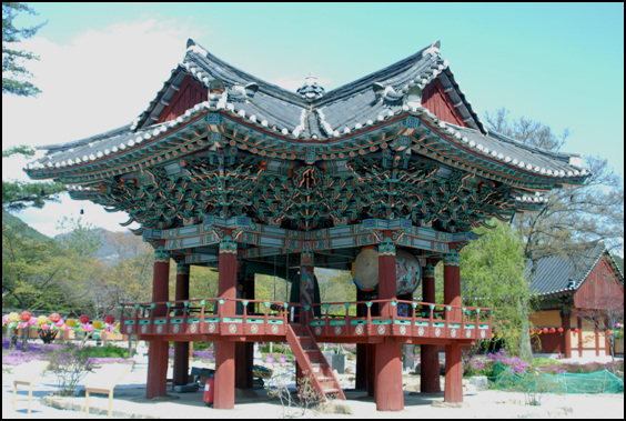 조선시대에 축조된 보물 제1244호 종루. 송광사 종루는 십자각으로 지어진 종루이다.