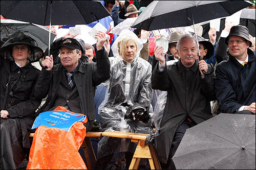 스위스의 경우, 여성들의 참정권은 1971년 이후에나 비로소 생겼다고 한다. 2일 글라루스 란쯔게마인데 현장에 참여한 한 여성이 우산도 접은 채 소중한 한 표를 행사하고 있다. 