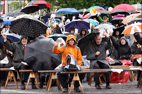 비가 오는 궂은 날씨에도 2일 주민총회에 참석한 글라루스 주민들이 형형색색의 우산을 받쳐든 채 끝까지 자리를 지키고 있다. 