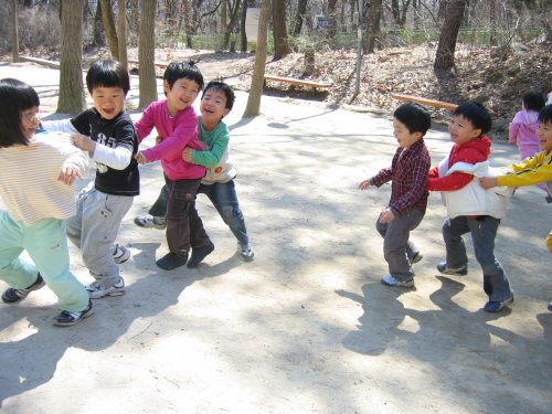 아름다운마을어린이집 아이들은 가까이 있는 산이나 냇가, 숲으로 가서 흙을 밟고 맘껏 뛰어놀며 생명과 평화를 배운다.
