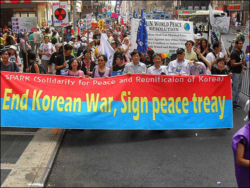행진하는 한국 참가자들. 