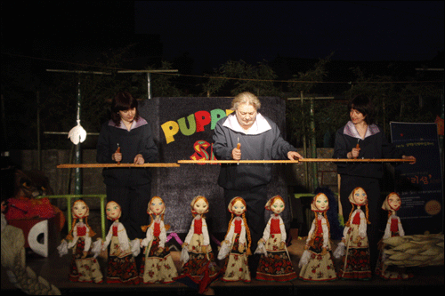 둘째 날 공연을 펼친 러시아 인형극단의 전통인형극 모습.