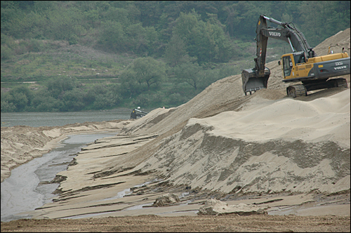 5일 낙동강 함안보 공사장 아래 둔치에서 모래를 파내는 작업이 한창 벌어지고 있다.