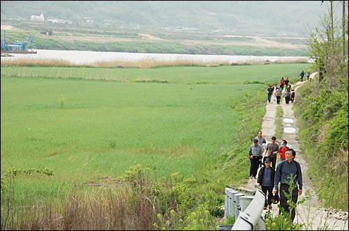 개비리길 답사가 줄을 잇고 있다. 사진은 2010년 5월 5일 부산지역 문화예술인들이 개비리길을 걷고 나오는 모습.