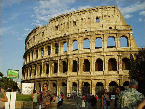 4층으로 된 로마의 대표적인 건축물 콜로세움은 1층은 토스카나식, 2층은 이오니아식, 3층은 코린트식의 아치로 장식되어 있다.