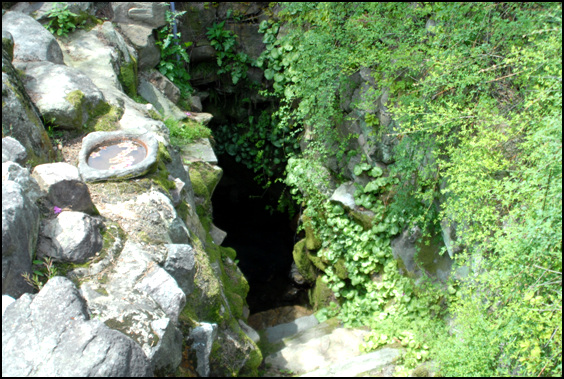 게단을 따라 내려가면 지하샘이 있다. 현재는 김치 저장고로 사용한다고 한다.