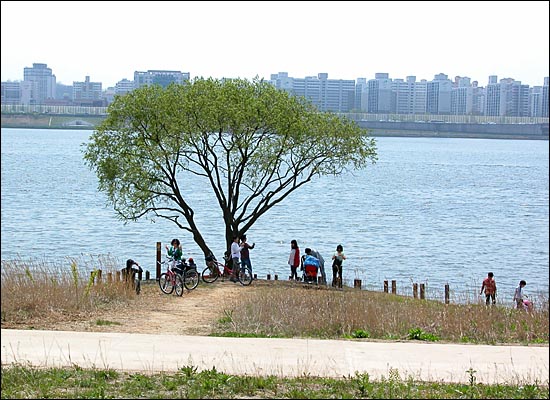 난지한강공원 강변 산책로 풍경.