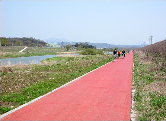 창릉천 자전거도로.