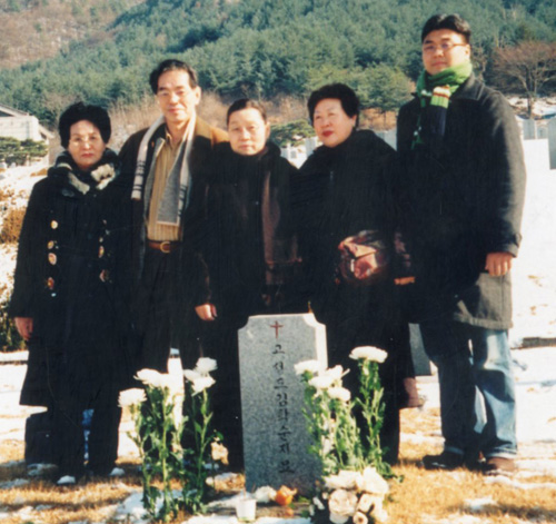 2008년 12월 강제연행 일본군 ‘위안부’ 고 김학순 할머니 추도식에 참석한 후쿠도메씨(왼쪽 두 번째)
