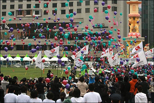 파업 중인 MBC 노조원과 시민들이 'MBC를 지켜주세요'가 적힌 풍선에 시민들의 격려리본을 매달아 하늘로 날리고 있다.
