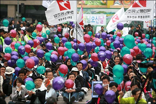 6일 오후 서울시청 앞 서울광장에서 표현의자유수호모임 주최로 파업 중인 MBC 노조원과 시민 등이 참여한 가운데 '광장에서 표현의 자유를 외치다' 문화제가 열렸다.