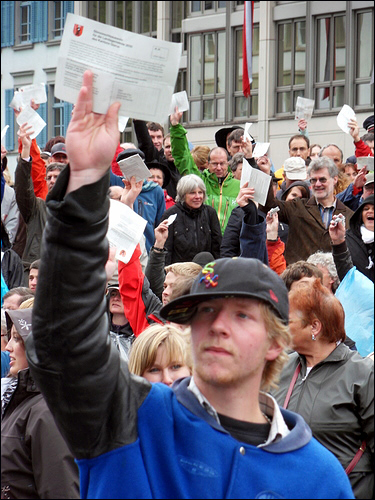 스위스 연방 투표권 연령 제한은 18세이지만, 글라루스 칸톤은 2007년 시민들이 지방 투표권 연령 제한을 16세로 낮추기로 결정했다. 지난 2일 글라루스 란츠게마인데 현장에서 한 고등학생이 진지한 모습으로 투표권을 행사하고 있다. 
