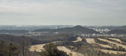 성태산 정상에서 바라본 안산시 성태산 정상에 오르면 제일골프클럽 너머로 안산시의 전경이 들어온다.