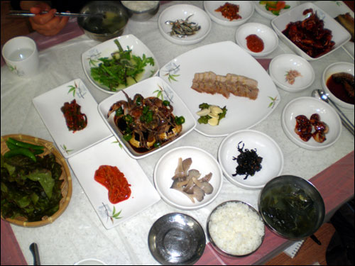 여수돌게식당의 ‘여수엑스포정식’ 기본 상차림이다.