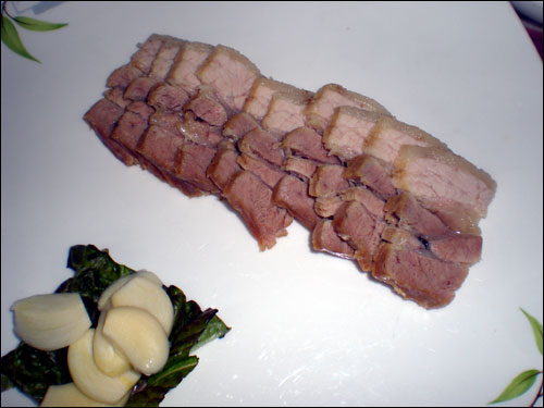 여수엑스포정식은 일반게장과 달리 돼지고기 수육이 하나 추가됐다. 