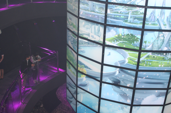 3층과 2층을 연결하는 작품의 192개 모니터는 상하이엑스포 참가 개별국가 수이다.