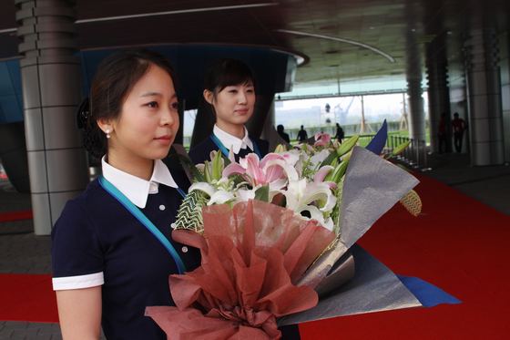서포터즈 김혜영(25)·정길순(23) 씨가 대통령 내외에게 꽃다발을 전달하려고 기다라고 있다.