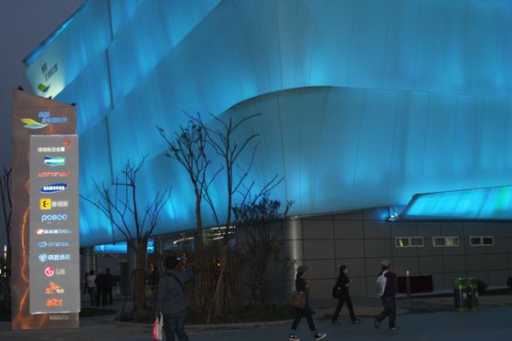 한국기업연합관 외부에 설치된 푸른색 천을 거둬 엑스포가 끝나고 상하이 시민들에게 친환경 쇼핑백으로 나눨 줄 예정이다.