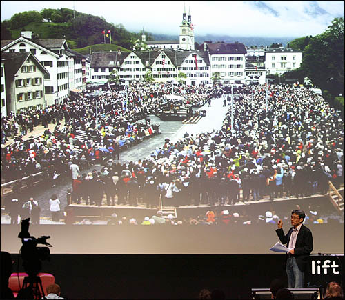 오연호 오마이뉴스 대표가 7일 스위스 제네바에서 열린 LIFT 컨퍼런스에서 오마이뉴스 특별취재팀이 지켜 본 스위스의 직접민주주의에 대해 특별강연을 하고 있다.  