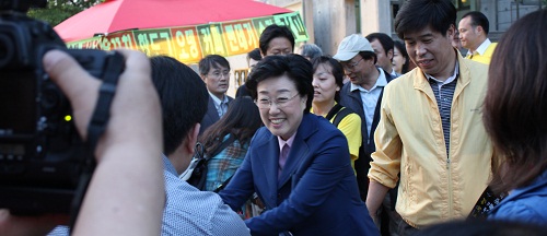 한명숙 전 총리가 입장하고 있다. 아직 선거는 한 달이 남았지만 이 행사에서 만큼은 이미 서울시장이 된 것만 같았다.