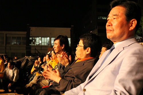 민주당 김진표 의원과 국민참여당 유시민 의원이 불과 몇 미터 차이나지 않는 거리에서 나란히 앉아 관람하고 있다.