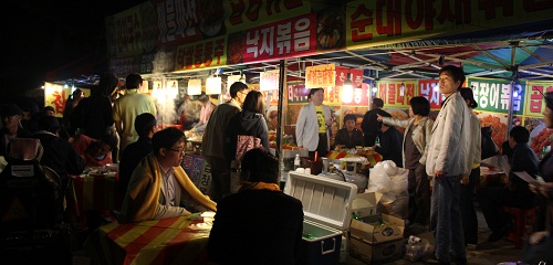 끝나고 가기가 아쉬운 시민들이 성공회대 안에 마련 된 포장마차에서 뒷풀이를 하고 있다.