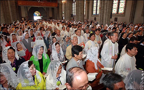 10일 오후 서울 명동성당 본당에서 열린 '4대강 사업 중단을 촉구하는 생명평화미사'에 전국에서 모인 신부들이 미사를 드리기 위해 입장하고 있다.