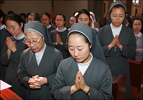 10일 오후 서울 명동성당 본당에서 열린 '4대강 사업 중단을 촉구하는 생명평화미사'에서 수녀들과 성도들이 4대강 사업 중단을 요구하며 미사를 드리고 있다.