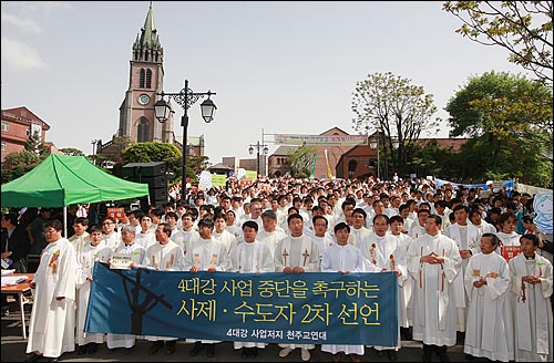 10일 오후 서울 명동성당 본당에서 열린 '4대강 사업 중단을 촉구하는 생명평화미사'를 마친 신부들과 수녀, 성도들이 성당 들머리 계단으로 나와  4대강 사업 중단을 촉구하는 사제, 수도자 2차 선언을 하고 있다.