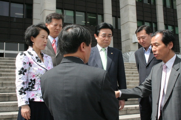 KBS정치팀장에게 항의하는 최문순 의원 