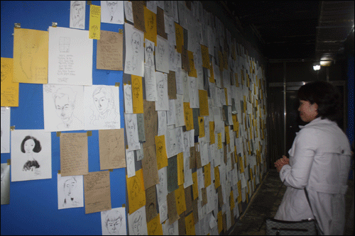 대안작업실이기도 한 대안공간 지하에 전시되고 있는 미술작품인 인물스케치 작업을 관람하고 있는 모습.