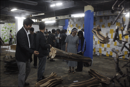 구경온 시민들이 작가의 안내로 설치된 작품을 관람하고 있는 모습.