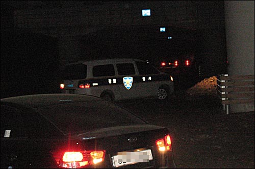 두물머리 광고탑 근처에 배치된 경찰병력이 차량으로 이동하고 있다