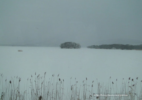 오누마 국정공원의 얼어붙은 호수가 눈에 덮여 있어서 마치 광활한 설원처럼 보인다.