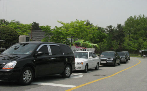 11일 오후 5·18묘지 앞 도로에 불법 주차된 차량들. 정치인과 지방선거 입지자들이 타고 온 차량이다.