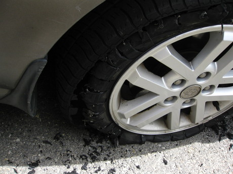 고속도로 위에서 터진 타이어