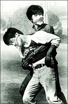 6월 항쟁 당시 연세대 대학생이었던 이한열이 경찰의 최루탄에 맞아 죽게 된 장면이다.