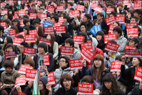 지난 2010년 5월 12일 2,000명의 상지대 학생이 상경해 서울역에서 집회를 열고 있는 모습.